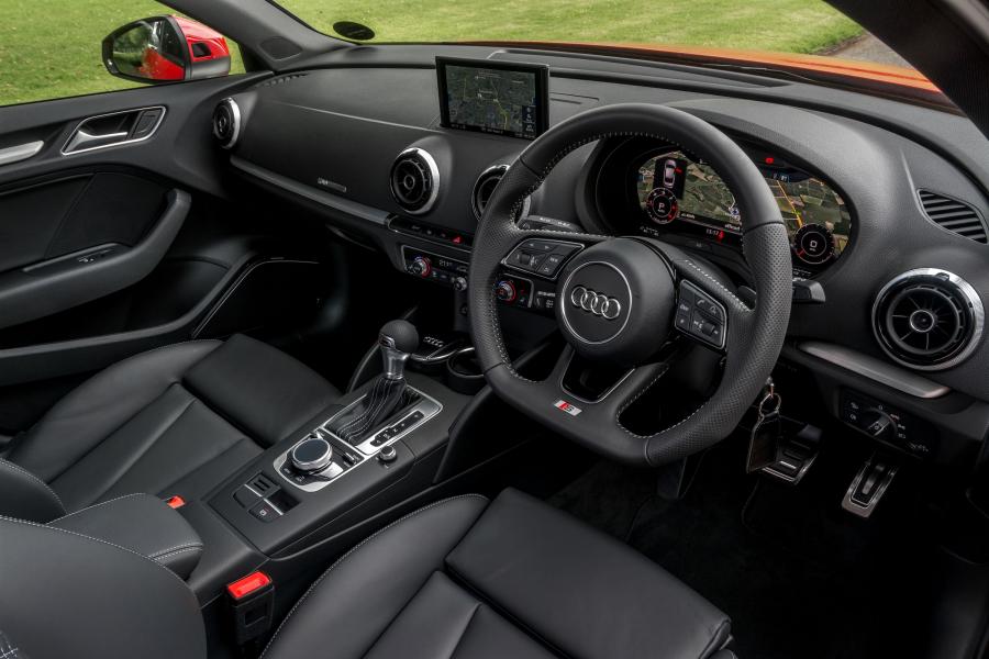Интерьер Audi A3 Sedan 2.0 TDI S-Line (8V) 2016 года  (UK) (фото 18 из 24)